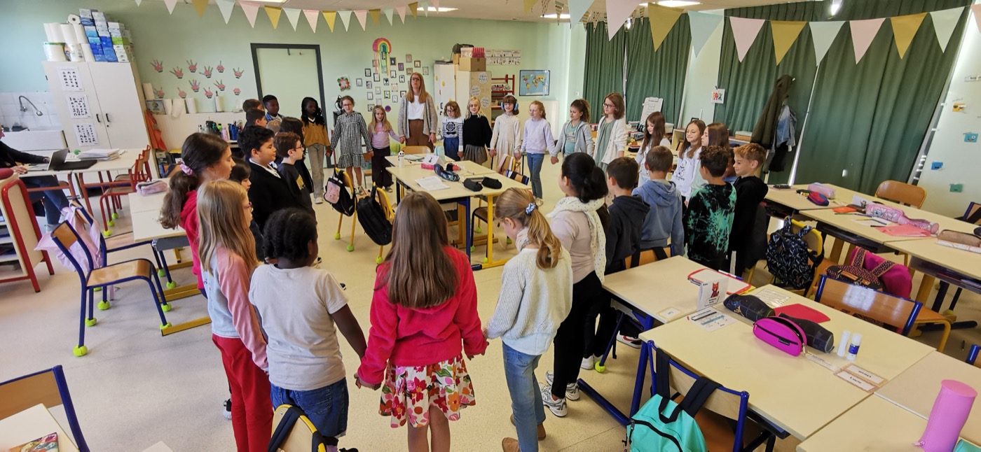Élèves debout pendant une pause active Gam'in