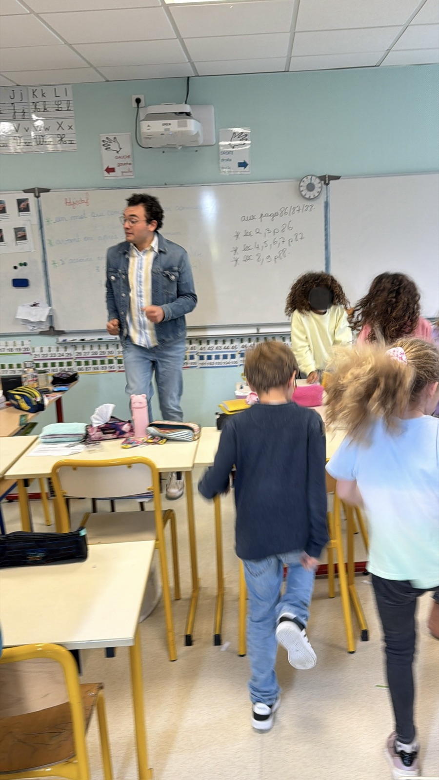 Élèves en mouvement en classe pendant une mission APQ30, écran éteint